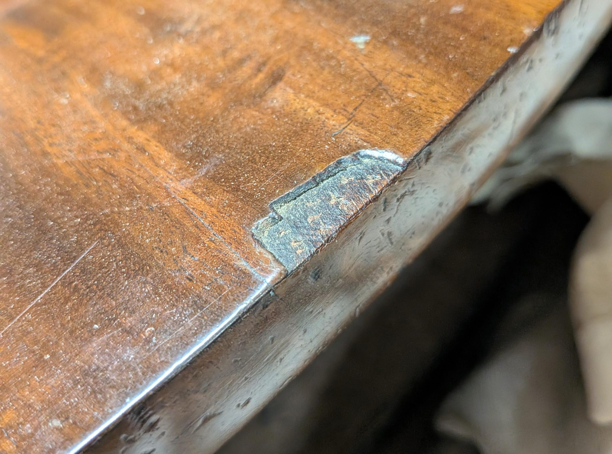 4 Tips to Distinguish Between Solid Wood and Veneer!